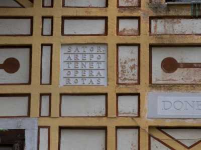 Ai lati ecco due quadrati di pietra che racchiudono cinque file parole: Sator, Arepo, Tenet, Opera, Rotas. Si chiama il �Quadrato del Sator�: una misteriosa e antica epigrafe latina presente in forma di quadrato magico